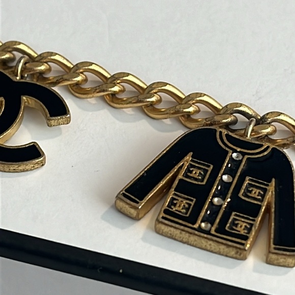 CHANEL VINTAGE CHARM BRACELET - Picture 9 of 9